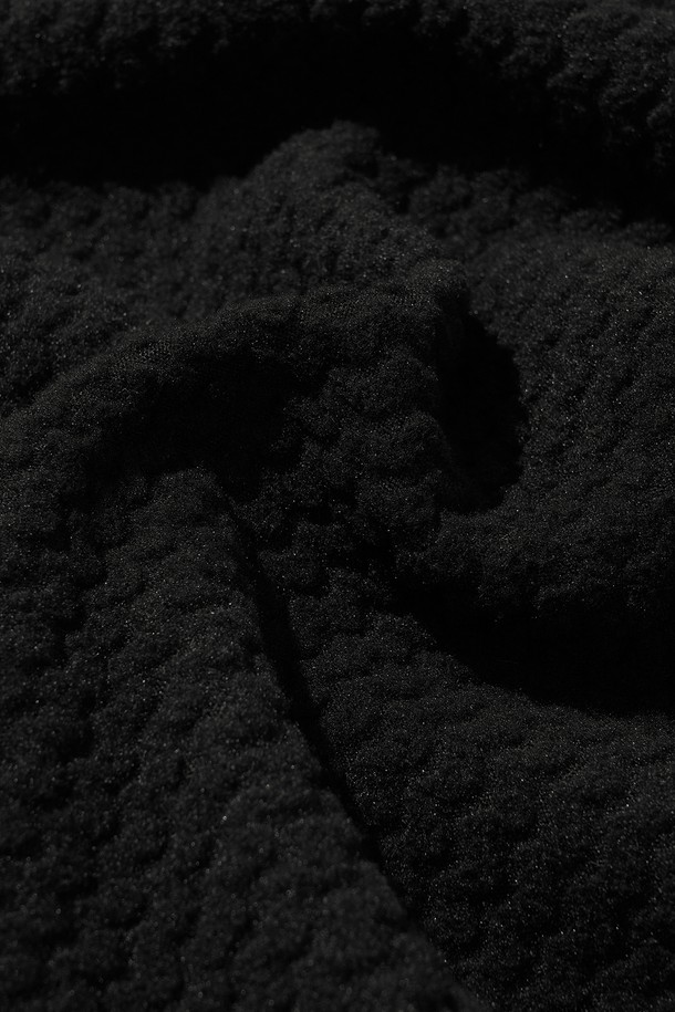 CALORA 플리스 후드 풀오버 블랙은 일상과 아웃도어 활동에 적합한 공용 후드티셔츠입니다. 봄, 가을, 겨울, 세 계절 모두 착용 가능하며, 스포티, 캐주얼, 고프코어 스타일을 연출할 수 있습니다. 3D 자카드 구조, 손가락 홀 디테일, YKK 지퍼, 리플렉티브 지퍼 풀러 등의 특징과 플리스 안감으로 보온성과 방풍 기능을 제공합니다. 레귤러핏, 긴소매, 후드 네크라인, 두꺼운 두께감과 부드러운 촉감으로 편안하게 착용 가능하며, 등산룩, 캠핑룩, 겨울 데일리룩으로 활용하기 좋습니다.
