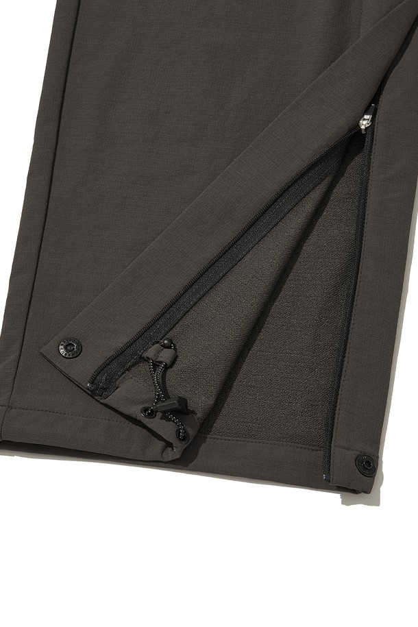 VENT HIKE+ PANTS_CHARCOAL (벤트 하이크 플러스 팬츠_차콜)는 하이킹, 등산, 일상에서 폭넓게 활용 가능한 공용 등산 바지입니다. 차콜 블랙 컬러의 무지 디자인으로, 스포티한 스타일을 연출하며, 간절기 및 겨울철에 적합합니다. 나일론과 폴리우레탄 혼방의 두꺼운 소재에 기모 안감을 더해 부드러운 촉감을 제공하며, 레귤러핏으로 편안한 착용감을 선사합니다. 방수, 통기, 보온 기능을 갖췄으며, 벤틸레이션 트임, 드로우스트링, 재귀반사 디테일 (프린트, 스티치, 지퍼)을 더해 기능성과 안전성을 높였습니다. 겨울 데일리룩, 캠핑룩 등 다양한 TPO (Time, Place, Occasion)에 맞춰 스포티, 고프코어, 캐주얼 스타일을 완성할 수 있습니다.
