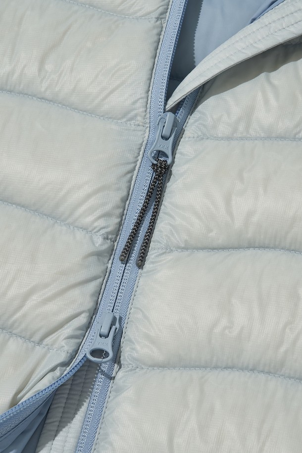 THERMOTRAIL LIGHTWEIGHT PERTEX 다운 재킷_라이트 그레이는 가볍고 따뜻한 겨울 및 환절기용 다운 재킷입니다. 700FP 덕다운 충전재와 발수, 방풍, 방수 기능을 갖춰 아웃도어 활동은 물론 일상에서도 활용하기 좋습니다. 레귤러핏으로 제작되었으며, 투웨이 지퍼와 후드 스트링, 밑단 스트링, 포켓 지퍼 디테일로 편의성을 높였습니다. 3M 리플렉티브 디테일로 야간에도 안전하며, 수납용 파우치가 포함되어 패커블하게 보관할 수 있습니다. 라이트 그레이, 블랙, 스카이 그레이 3가지 색상으로 출시되어, 여행, 등산, 캠핑 등 다양한 TPO에 스포티, 캐주얼, 미니멀 스타일로 연출하기 좋습니다.
