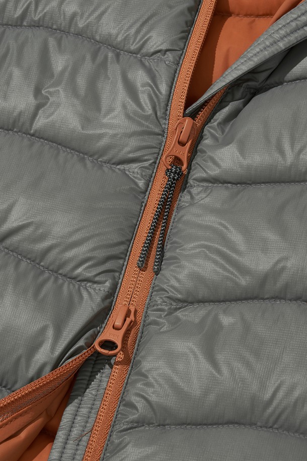 THERMOTRAIL LIGHTWEIGHT PERTEX DOWN 재킷_그레이는 남녀 모두 착용 가능한 다운자켓입니다. 뛰어난 방수, 방풍 기능을 제공하며, 700FP 덕다운 충전재와 PERTEX QUANTUM 원단을 사용하여 보온성과 가벼움을 동시에 잡았습니다. 간절기부터 겨울까지 폭넓게 활용 가능하며, 하이킹, 일상, 아웃도어 활동에 적합합니다. 3M 리플렉티브 스트링, 투웨이 지퍼, YKK 지퍼, 후드 등의 디테일로 기능성과 스타일을 모두 갖춘 레귤러핏의 다운 재킷입니다. 스포티, 캐주얼, 고프코어 스타일을 연출할 수 있습니다.
