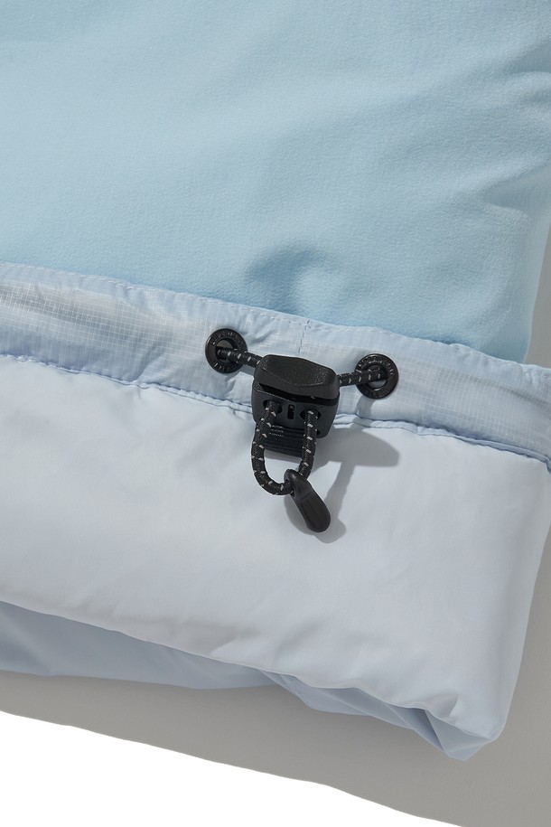 AIRQUILT MIDWEIGHT PERTEX 다운 재킷_스카이 블루는 등산, 아웃도어 활동, 일상에서 활용 가능한 다운 자켓입니다. 700FP 다운 충전재와 방수, 방풍 기능을 갖춰 겨울철 추위로부터 몸을 보호합니다. 스카이 블루 컬러의 무지 디자인으로 스포티하고 미니멀한 스타일을 연출하며, 후드 조절, 3M 리플렉티브 스트링, 리플렉티브 프린트, 지퍼풀러 등의 디테일이 돋보입니다. 투웨이 지퍼와 긴 소매, 밑단 스트링으로 활동성을 높였으며, 고프코어 스타일을 즐겨 입는 분들께도 추천합니다.
