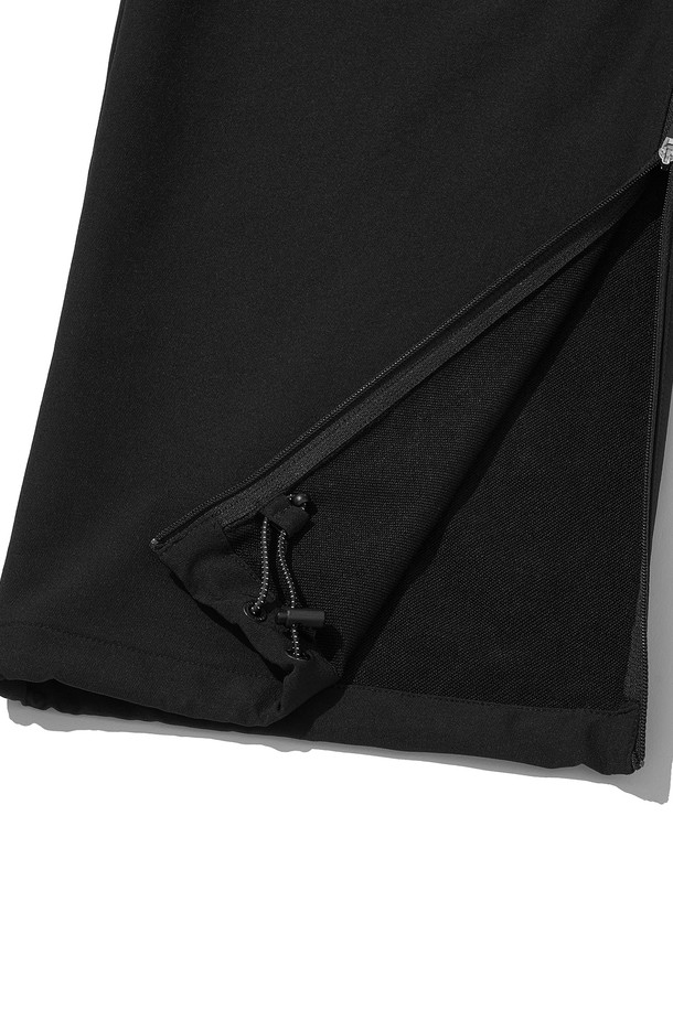 KINETIC HIKE+ PANTS_BLACK (키네틱 하이크 플러스 팬츠_블랙)는 하이킹과 등산에 적합한 남녀 공용 등산 바지입니다. 봄, 가을, 겨울 계절에 착용 가능하며, 스포티한 스타일을 연출합니다. 블랙 및 그레이 색상으로 출시되었으며, 나일론과 폴리우레탄 혼방 소재로 제작되어 부드러운 촉감을 선사합니다. 레귤러 핏의 긴 기장 바지로, 안감은 플리스, 허리 밴딩 및 사이즈 조절 기능이 있습니다. 양쪽 지퍼 포켓, 밑단 통풍구, 무릎 다트 디테일, YKK 지퍼, 3M 반사 스트링, 반사 프린트, 로고 반사 프린트 등의 디테일이 돋보입니다.
