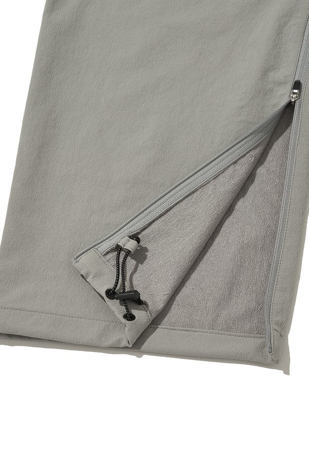 KINETIC HIKE+ PANTS (키네틱 하이크 플러스 팬츠)는 하이킹과 등산에 적합한 남녀 공용 등산 바지입니다. 라이트 그레이와 라이트 블랙 두 가지 색상으로 출시되었으며, 봄, 가을, 겨울 계절에 착용하기 좋습니다. 나일론과 폴리우레탄 혼방 소재로 제작되어 부드러운 촉감과 신축성을 제공하며, 방수 및 통기 기능으로 쾌적한 착용감을 선사합니다. 레귤러핏 디자인에 무릎 다트 컷, 양쪽 지퍼 포켓, 밑단 조절 기능, 3M 반사 드로우스트링, 반사 로고 프린트, 반사 지퍼 풀러 등 다양한 디테일이 돋보입니다. 플리스 안감 처리로 보온성을 높였으며, 스포티, 고프코어, 캐주얼 스타일의 등산룩, 캠핑룩, 가을 나들이룩에 활용하기 좋습니다.
