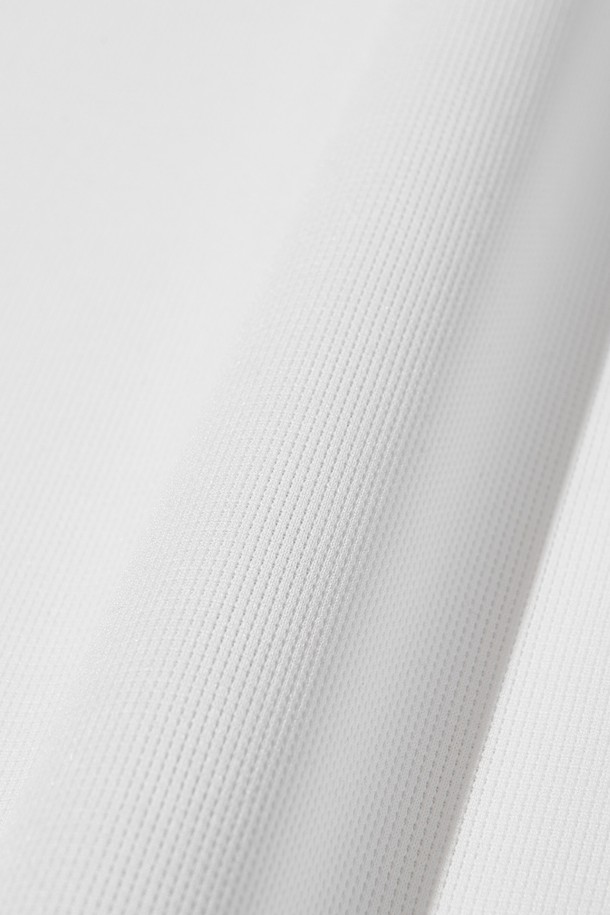 브리사 풀오버 후디_화이트는 남녀 공용으로, 스포츠 및 일상에서 모두 활용 가능한 후드티셔츠입니다. 가볍고 시원한 착용감을 제공하는 얇은 두께의 폴리에스테르 소재로 제작되었으며, UV 차단, 속건, 냉감 기능을 갖춰 쾌적함을 유지합니다. 에어로울 기능성 소재와 심리스 커팅 기법, 소매단 손구멍, 겨드랑이 및 후드 뒷면 통기성 디테일이 특징입니다. 스포티, 캐주얼, 미니멀한 스타일을 연출하며, 피트니스룩과 러닝룩에 적합합니다.
