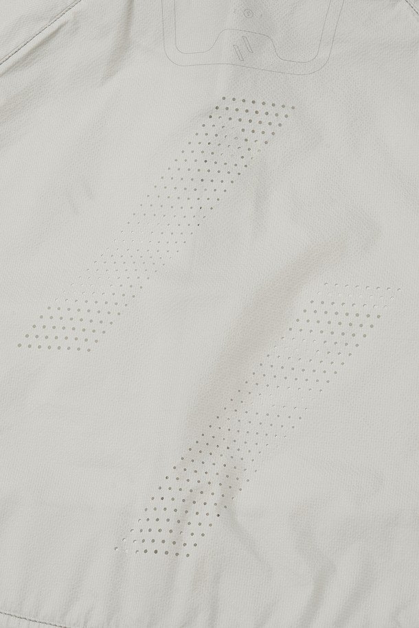 SYLPHID (실피드) 통기성 윈드브레이커 재킷_라이트 그레이는 등산과 일상에서 활용하기 좋은 공용 윈드브레이커입니다. 봄, 여름, 가을 세 계절에 걸쳐 입을 수 있으며, 스포티한 스타일을 연출합니다. 가볍고 시원한 착용감을 위해 얇은 두께와 나일론 소재를 사용했으며, 방풍, 통기, 발수 기능을 갖췄습니다. 레귤러 핏에 집업 스타일로, 후드와 밑단 스트링 조절, 등판 및 겨드랑이 통풍구, 소매 손가락 홀, 반사 프린트 디테일이 적용되어 활동성을 높였습니다. 라이트 그레이 컬러의 무지 디자인으로 어떤 옷에도 쉽게 매치할 수 있습니다.
