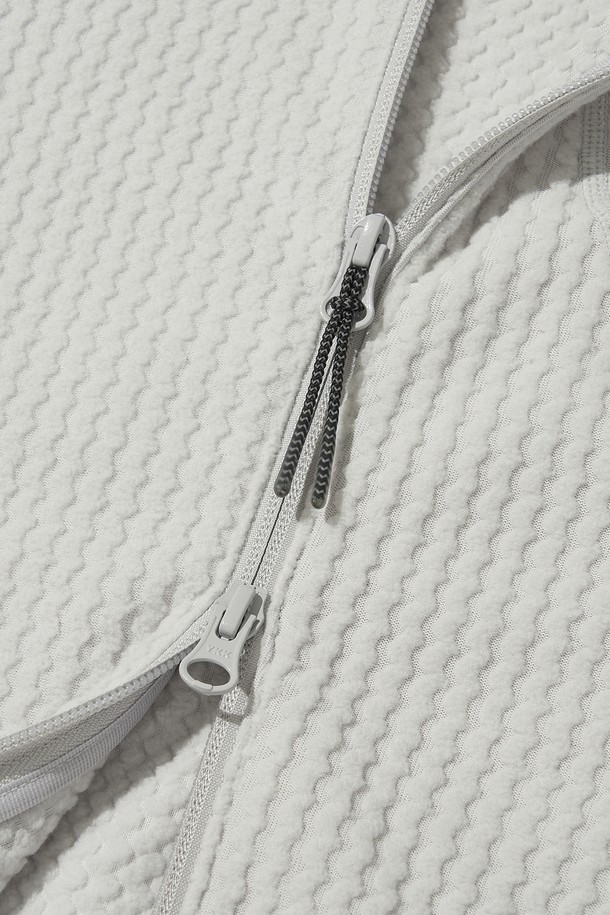 CALORA 플리스 풀 집_화이트는 등산, 아웃도어 활동은 물론 일상에서도 활용하기 좋은 플리스 재킷입니다. 부드러운 촉감의 플리스 소재와 두꺼운 두께감으로 뛰어난 보온성과 방풍 기능을 제공하며, 봄, 가을, 겨울 세 계절 모두 착용 가능합니다. 자카드 및 웨이브 패턴 디자인에 레귤러핏으로 제작되어 캐주얼, 스포티한 무드를 연출하며, 양면 브러싱 처리로 부드러움을 더했습니다. 가슴 포켓, 소매 핑거홀, 투웨이 지퍼, 3M 반사 소재 드로우스트링 등의 디테일이 돋보이며, 가을 나들이룩, 등산룩에 잘 어울립니다.
