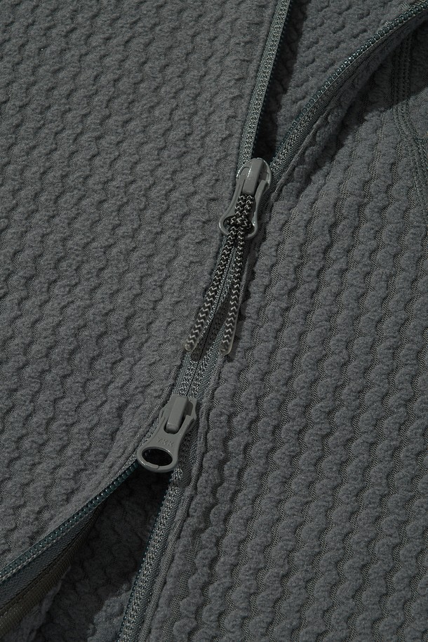 CALORA 플리스 풀 집업 (차콜)은 가을, 겨울철 일상과 아웃도어 활동에 적합한 플리스 자켓입니다. 부드러운 촉감의 폴리에스테르 플리스 소재로 제작되었으며, 보온성과 경량성을 갖춘 두꺼운 두께감의 레귤러핏 자켓입니다. 스포티, 캐주얼, 고프코어 스타일을 연출할 수 있으며, 자카드 패턴이 특징입니다. 가슴 포켓, 소매 손구멍 디테일, 밑단 드로우스트링, 투웨이 지퍼, 3M 반사 드로우스트링, 앞뒤 자수 로고, 반사 지퍼 풀러, 겨드랑이 무봉제, 3포켓 디자인 등 다양한 디테일이 돋보입니다. 등산룩, 가을 나들이룩, 겨울 데일리룩에 활용하기 좋습니다.
