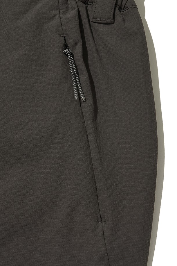 VENT HIKE+ PANTS_CHARCOAL (벤트 하이크 플러스 팬츠_차콜)는 하이킹, 등산, 일상에서 폭넓게 활용 가능한 공용 등산 바지입니다. 차콜 블랙 컬러의 무지 디자인으로, 스포티한 스타일을 연출하며, 간절기 및 겨울철에 적합합니다. 나일론과 폴리우레탄 혼방의 두꺼운 소재에 기모 안감을 더해 부드러운 촉감을 제공하며, 레귤러핏으로 편안한 착용감을 선사합니다. 방수, 통기, 보온 기능을 갖췄으며, 벤틸레이션 트임, 드로우스트링, 재귀반사 디테일 (프린트, 스티치, 지퍼)을 더해 기능성과 안전성을 높였습니다. 겨울 데일리룩, 캠핑룩 등 다양한 TPO (Time, Place, Occasion)에 맞춰 스포티, 고프코어, 캐주얼 스타일을 완성할 수 있습니다.
