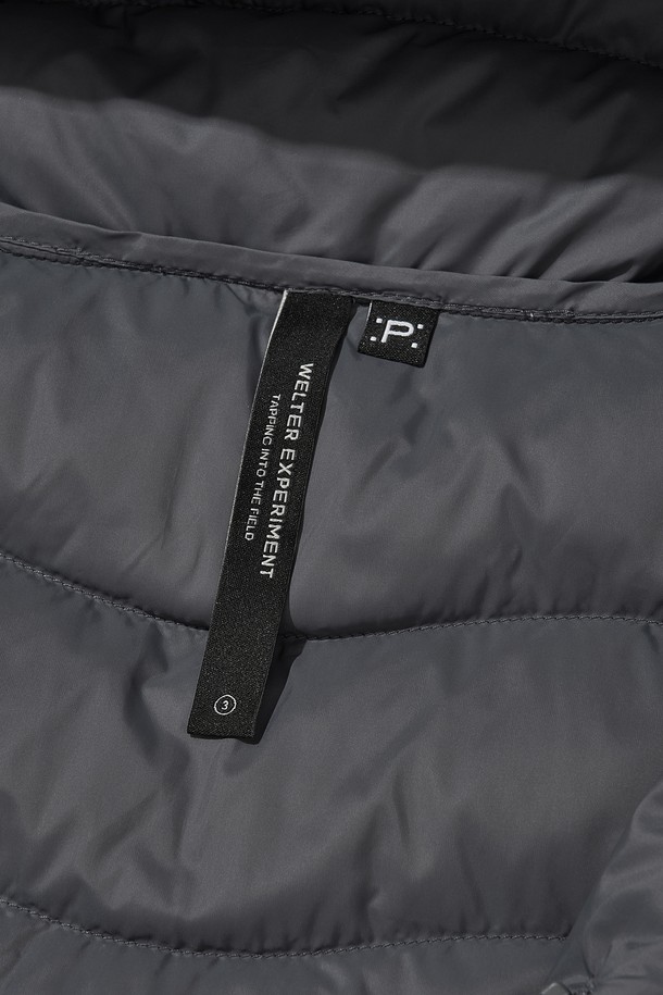 THERMOTRAIL LIGHTWEIGHT PERTEX DOWN 재킷_블랙은 남녀 모두 착용 가능한 아웃도어 및 일상용 다운 재킷입니다. 겨울과 간절기에 적합하며, 스포티하고 캐주얼한 스타일을 연출합니다. 무지 디자인에 레귤러핏, 투웨이 지퍼, 긴소매가 특징이며, 두꺼운 두께감으로 보온성을 높였습니다. 방수, 방풍, 보온, 경량 기능과 부드러운 촉감을 제공하며, 후드, 패커블 기능, 리플렉티브 프린트 및 지퍼 풀러 로고, 패커블 파우치를 포함합니다. 여행룩과 등산룩에 적합하며, 미니멀한 스타일 연출에도 좋습니다.
