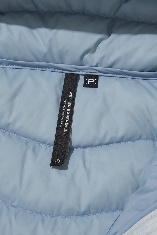 THERMOTRAIL LIGHTWEIGHT PERTEX 다운 재킷_라이트 그레이는 가볍고 따뜻한 겨울 및 환절기용 다운 재킷입니다. 700FP 덕다운 충전재와 발수, 방풍, 방수 기능을 갖춰 아웃도어 활동은 물론 일상에서도 활용하기 좋습니다. 레귤러핏으로 제작되었으며, 투웨이 지퍼와 후드 스트링, 밑단 스트링, 포켓 지퍼 디테일로 편의성을 높였습니다. 3M 리플렉티브 디테일로 야간에도 안전하며, 수납용 파우치가 포함되어 패커블하게 보관할 수 있습니다. 라이트 그레이, 블랙, 스카이 그레이 3가지 색상으로 출시되어, 여행, 등산, 캠핑 등 다양한 TPO에 스포티, 캐주얼, 미니멀 스타일로 연출하기 좋습니다.
