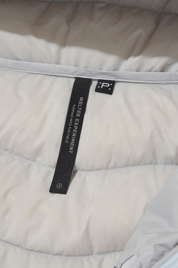 THERMOTRAIL LIGHTWEIGHT PERTEX DOWN 재킷_스카이 블루는 아웃도어 및 일상 활동에 적합한 남녀 공용 다운 재킷입니다. 스카이 블루, 블랙, 라이트 그레이 세 가지 색상으로 출시되었으며, 2-way 지퍼 여밈 방식과 레귤러핏으로 편안한 착용감을 제공합니다. 방수, 방풍 기능을 갖춘 경량 제품으로, 700FP 덕다운 충전재와 3M 리플렉티브 디테일이 특징입니다. 후드 스트링, 지퍼 포켓, 수납용 파우치를 포함하여 실용성을 높였으며, 여행룩과 스포티, 캐주얼, 미니멀 스타일을 모두 소화할 수 있습니다. 환절기 및 겨울철에 적합한 두꺼운 두께감의 긴소매 재킷입니다.
