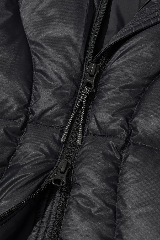 AIRQUILT (에어퀼트) 미드웨이트 PERTEX (퍼텍스) 다운 재킷_블랙은 등산, 아웃도어, 일상생활에서 활용하기 좋은 남녀 공용 다운 재킷입니다. 미니멀하고 스포티한 스타일로, 가을과 겨울에 따뜻하게 착용할 수 있습니다. PERTEX QUANTUM (퍼텍스 퀀텀) 리사이클 나일론 소재를 사용하여 방수, 방풍 기능을 갖췄으며, 700FP 덕다운 충전재로 보온성을 높였습니다. 퀄팅 디자인과 레귤러핏으로 제작되었으며, YKK 지퍼, 투웨이 지퍼, 3M 반사 스트링 후드 및 밑단 디테일로 기능성과 디자인을 모두 잡았습니다.
