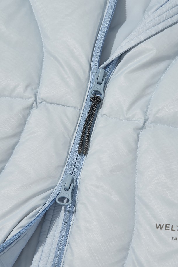 AIRQUILT MIDWEIGHT PERTEX 다운 재킷_스카이 블루는 등산, 아웃도어 활동, 일상에서 활용 가능한 다운 자켓입니다. 700FP 다운 충전재와 방수, 방풍 기능을 갖춰 겨울철 추위로부터 몸을 보호합니다. 스카이 블루 컬러의 무지 디자인으로 스포티하고 미니멀한 스타일을 연출하며, 후드 조절, 3M 리플렉티브 스트링, 리플렉티브 프린트, 지퍼풀러 등의 디테일이 돋보입니다. 투웨이 지퍼와 긴 소매, 밑단 스트링으로 활동성을 높였으며, 고프코어 스타일을 즐겨 입는 분들께도 추천합니다.
