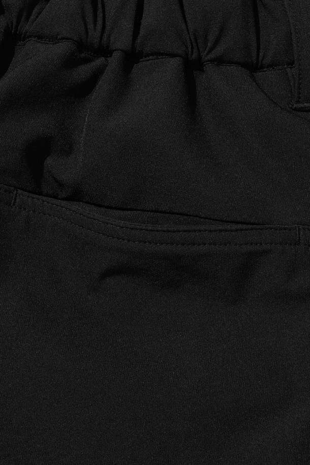 KINETIC HIKE+ PANTS_BLACK (키네틱 하이크 플러스 팬츠_블랙)는 하이킹과 등산에 적합한 남녀 공용 등산 바지입니다. 봄, 가을, 겨울 계절에 착용 가능하며, 스포티한 스타일을 연출합니다. 블랙 및 그레이 색상으로 출시되었으며, 나일론과 폴리우레탄 혼방 소재로 제작되어 부드러운 촉감을 선사합니다. 레귤러 핏의 긴 기장 바지로, 안감은 플리스, 허리 밴딩 및 사이즈 조절 기능이 있습니다. 양쪽 지퍼 포켓, 밑단 통풍구, 무릎 다트 디테일, YKK 지퍼, 3M 반사 스트링, 반사 프린트, 로고 반사 프린트 등의 디테일이 돋보입니다.
