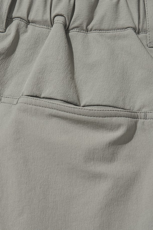 KINETIC HIKE+ PANTS (키네틱 하이크 플러스 팬츠)는 하이킹과 등산에 적합한 남녀 공용 등산 바지입니다. 라이트 그레이와 라이트 블랙 두 가지 색상으로 출시되었으며, 봄, 가을, 겨울 계절에 착용하기 좋습니다. 나일론과 폴리우레탄 혼방 소재로 제작되어 부드러운 촉감과 신축성을 제공하며, 방수 및 통기 기능으로 쾌적한 착용감을 선사합니다. 레귤러핏 디자인에 무릎 다트 컷, 양쪽 지퍼 포켓, 밑단 조절 기능, 3M 반사 드로우스트링, 반사 로고 프린트, 반사 지퍼 풀러 등 다양한 디테일이 돋보입니다. 플리스 안감 처리로 보온성을 높였으며, 스포티, 고프코어, 캐주얼 스타일의 등산룩, 캠핑룩, 가을 나들이룩에 활용하기 좋습니다.
