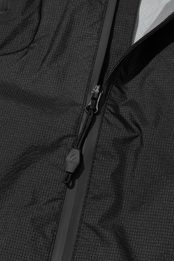 VETRA (베트라) 윈드브레이커 재킷_블랙은 등산, 아웃도어 활동은 물론 일상에서도 활용하기 좋은 공용 윈드브레이커입니다. 봄, 여름, 가을 세 계절에 걸쳐 착용 가능하며, 얇고 가벼운 나일론 소재로 제작되어 편안한 착용감을 제공합니다. 방수, 방풍 기능을 갖춰 변덕스러운 날씨에도 쾌적하게 활동할 수 있으며, 통기 기능으로 땀을 빠르게 배출합니다. 후드 드로우스트링, 밑단 드로우스트링, 겨드랑이 벤틸레이션, 방수 지퍼, 지퍼 포켓 등의 디테일로 기능성을 더했으며, 스포티, 고프코어, 캐주얼 스타일을 연출할 수 있습니다. 재귀반사 기능으로 야간 활동 시 안전성을 확보했습니다.
