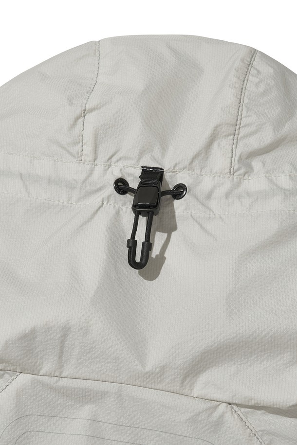 SYLPHID (실피드) 통기성 윈드브레이커 재킷_라이트 그레이는 등산과 일상에서 활용하기 좋은 공용 윈드브레이커입니다. 봄, 여름, 가을 세 계절에 걸쳐 입을 수 있으며, 스포티한 스타일을 연출합니다. 가볍고 시원한 착용감을 위해 얇은 두께와 나일론 소재를 사용했으며, 방풍, 통기, 발수 기능을 갖췄습니다. 레귤러 핏에 집업 스타일로, 후드와 밑단 스트링 조절, 등판 및 겨드랑이 통풍구, 소매 손가락 홀, 반사 프린트 디테일이 적용되어 활동성을 높였습니다. 라이트 그레이 컬러의 무지 디자인으로 어떤 옷에도 쉽게 매치할 수 있습니다.
