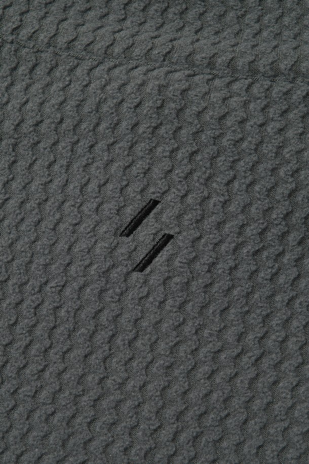 CALORA 플리스 풀 집업 (차콜)은 가을, 겨울철 일상과 아웃도어 활동에 적합한 플리스 자켓입니다. 부드러운 촉감의 폴리에스테르 플리스 소재로 제작되었으며, 보온성과 경량성을 갖춘 두꺼운 두께감의 레귤러핏 자켓입니다. 스포티, 캐주얼, 고프코어 스타일을 연출할 수 있으며, 자카드 패턴이 특징입니다. 가슴 포켓, 소매 손구멍 디테일, 밑단 드로우스트링, 투웨이 지퍼, 3M 반사 드로우스트링, 앞뒤 자수 로고, 반사 지퍼 풀러, 겨드랑이 무봉제, 3포켓 디자인 등 다양한 디테일이 돋보입니다. 등산룩, 가을 나들이룩, 겨울 데일리룩에 활용하기 좋습니다.
