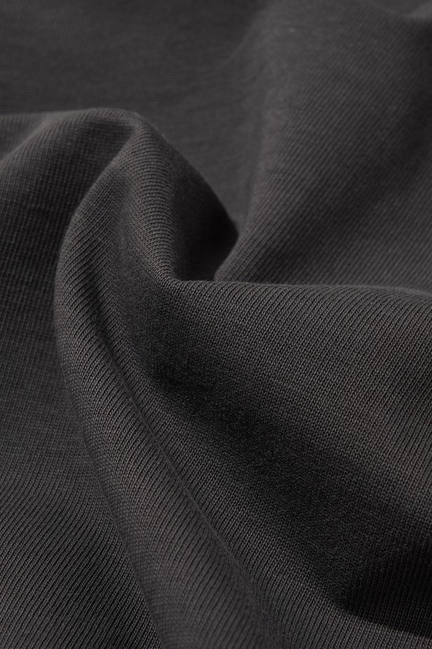 차콜 색상의 CONTRAST STITCH PANEL SLEEVES 티셔츠입니다. 캐주얼, 미니멀, 클래식 스타일을 추구하는 분들을 위한 제품으로, 일상과 산책 시 편안하게 착용할 수 있습니다. 280gsm의 두꺼운 면 소재로 제작되어 부드러운 촉감을 선사하며, 앞면 로고 프린트와 뒷면 아트워크 프린트가 특징입니다. 소매 패널 디자인과 대비 스티치 디테일이 돋보이며, 바이오워싱 처리로 완성도를 높였습니다. 라운드넥, 긴 소매, 레귤러 기장의 캐주얼 핏 티셔츠입니다.
