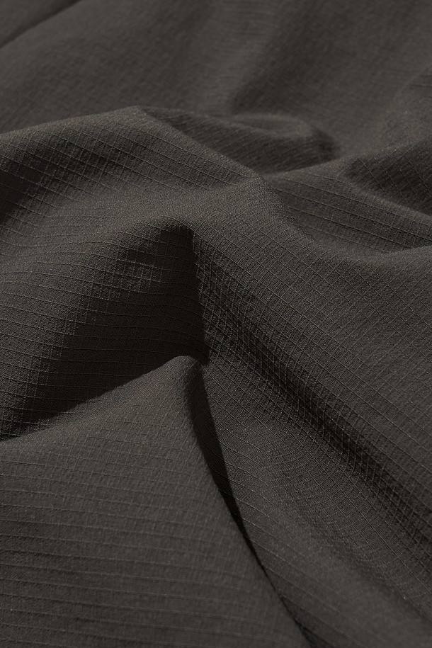 VENT HIKE+ PANTS_CHARCOAL (벤트 하이크 플러스 팬츠_차콜)는 하이킹, 등산, 일상에서 폭넓게 활용 가능한 공용 등산 바지입니다. 차콜 블랙 컬러의 무지 디자인으로, 스포티한 스타일을 연출하며, 간절기 및 겨울철에 적합합니다. 나일론과 폴리우레탄 혼방의 두꺼운 소재에 기모 안감을 더해 부드러운 촉감을 제공하며, 레귤러핏으로 편안한 착용감을 선사합니다. 방수, 통기, 보온 기능을 갖췄으며, 벤틸레이션 트임, 드로우스트링, 재귀반사 디테일 (프린트, 스티치, 지퍼)을 더해 기능성과 안전성을 높였습니다. 겨울 데일리룩, 캠핑룩 등 다양한 TPO (Time, Place, Occasion)에 맞춰 스포티, 고프코어, 캐주얼 스타일을 완성할 수 있습니다.
