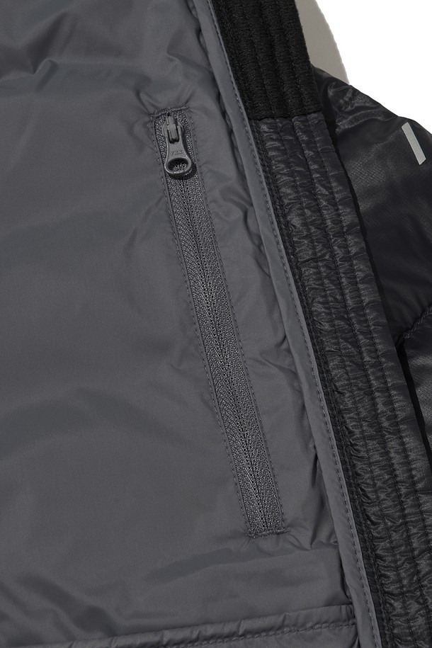 THERMOTRAIL LIGHTWEIGHT PERTEX DOWN 재킷_블랙은 남녀 모두 착용 가능한 아웃도어 및 일상용 다운 재킷입니다. 겨울과 간절기에 적합하며, 스포티하고 캐주얼한 스타일을 연출합니다. 무지 디자인에 레귤러핏, 투웨이 지퍼, 긴소매가 특징이며, 두꺼운 두께감으로 보온성을 높였습니다. 방수, 방풍, 보온, 경량 기능과 부드러운 촉감을 제공하며, 후드, 패커블 기능, 리플렉티브 프린트 및 지퍼 풀러 로고, 패커블 파우치를 포함합니다. 여행룩과 등산룩에 적합하며, 미니멀한 스타일 연출에도 좋습니다.
