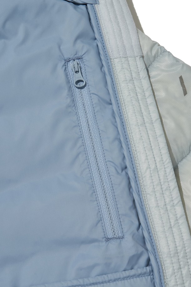 THERMOTRAIL LIGHTWEIGHT PERTEX 다운 재킷_라이트 그레이는 가볍고 따뜻한 겨울 및 환절기용 다운 재킷입니다. 700FP 덕다운 충전재와 발수, 방풍, 방수 기능을 갖춰 아웃도어 활동은 물론 일상에서도 활용하기 좋습니다. 레귤러핏으로 제작되었으며, 투웨이 지퍼와 후드 스트링, 밑단 스트링, 포켓 지퍼 디테일로 편의성을 높였습니다. 3M 리플렉티브 디테일로 야간에도 안전하며, 수납용 파우치가 포함되어 패커블하게 보관할 수 있습니다. 라이트 그레이, 블랙, 스카이 그레이 3가지 색상으로 출시되어, 여행, 등산, 캠핑 등 다양한 TPO에 스포티, 캐주얼, 미니멀 스타일로 연출하기 좋습니다.
