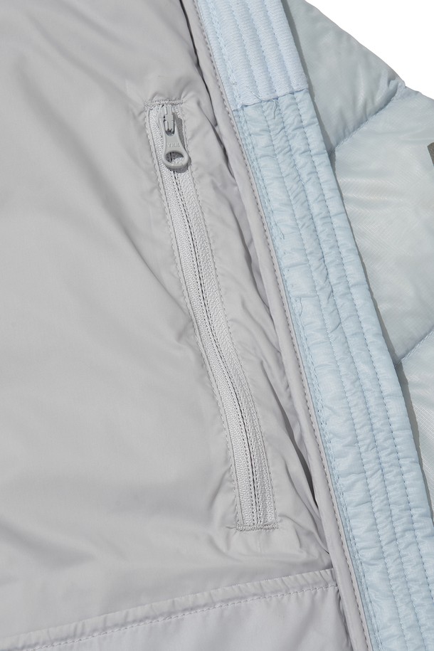 THERMOTRAIL LIGHTWEIGHT PERTEX DOWN 재킷_스카이 블루는 아웃도어 및 일상 활동에 적합한 남녀 공용 다운 재킷입니다. 스카이 블루, 블랙, 라이트 그레이 세 가지 색상으로 출시되었으며, 2-way 지퍼 여밈 방식과 레귤러핏으로 편안한 착용감을 제공합니다. 방수, 방풍 기능을 갖춘 경량 제품으로, 700FP 덕다운 충전재와 3M 리플렉티브 디테일이 특징입니다. 후드 스트링, 지퍼 포켓, 수납용 파우치를 포함하여 실용성을 높였으며, 여행룩과 스포티, 캐주얼, 미니멀 스타일을 모두 소화할 수 있습니다. 환절기 및 겨울철에 적합한 두꺼운 두께감의 긴소매 재킷입니다.
