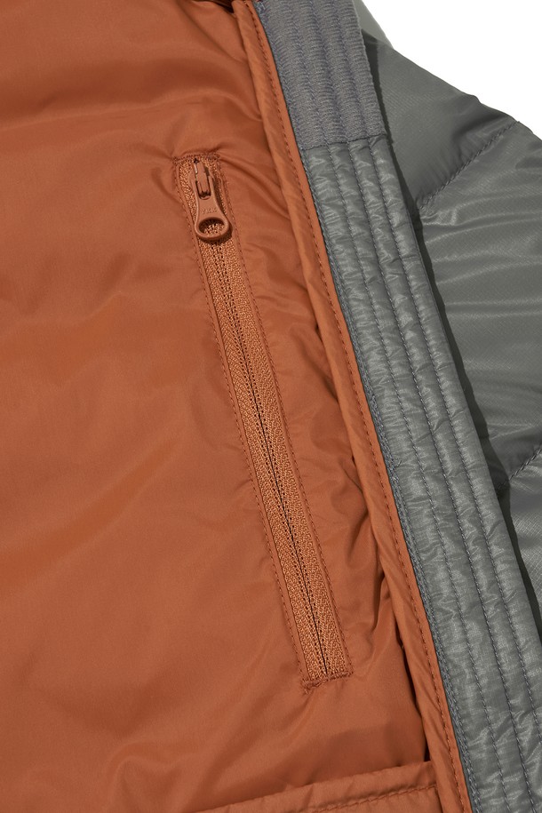 THERMOTRAIL LIGHTWEIGHT PERTEX DOWN 재킷_그레이는 남녀 모두 착용 가능한 다운자켓입니다. 뛰어난 방수, 방풍 기능을 제공하며, 700FP 덕다운 충전재와 PERTEX QUANTUM 원단을 사용하여 보온성과 가벼움을 동시에 잡았습니다. 간절기부터 겨울까지 폭넓게 활용 가능하며, 하이킹, 일상, 아웃도어 활동에 적합합니다. 3M 리플렉티브 스트링, 투웨이 지퍼, YKK 지퍼, 후드 등의 디테일로 기능성과 스타일을 모두 갖춘 레귤러핏의 다운 재킷입니다. 스포티, 캐주얼, 고프코어 스타일을 연출할 수 있습니다.
