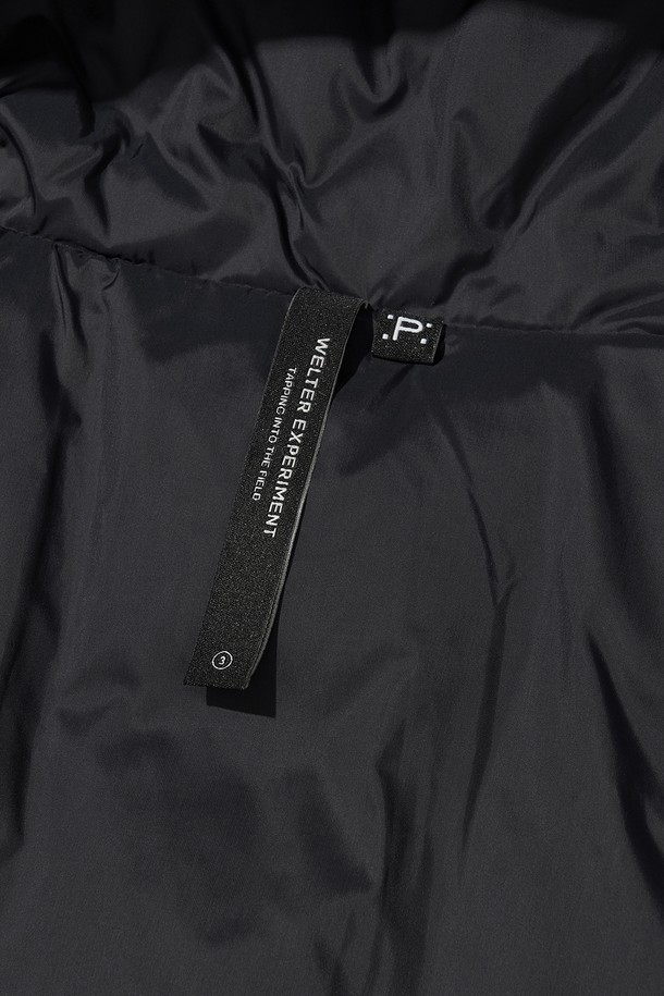 AIRQUILT (에어퀼트) 미드웨이트 PERTEX (퍼텍스) 다운 재킷_블랙은 등산, 아웃도어, 일상생활에서 활용하기 좋은 남녀 공용 다운 재킷입니다. 미니멀하고 스포티한 스타일로, 가을과 겨울에 따뜻하게 착용할 수 있습니다. PERTEX QUANTUM (퍼텍스 퀀텀) 리사이클 나일론 소재를 사용하여 방수, 방풍 기능을 갖췄으며, 700FP 덕다운 충전재로 보온성을 높였습니다. 퀄팅 디자인과 레귤러핏으로 제작되었으며, YKK 지퍼, 투웨이 지퍼, 3M 반사 스트링 후드 및 밑단 디테일로 기능성과 디자인을 모두 잡았습니다.
