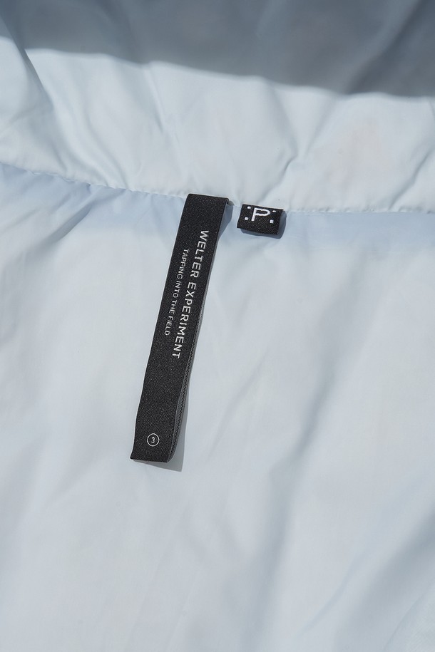 AIRQUILT MIDWEIGHT PERTEX 다운 재킷_스카이 블루는 등산, 아웃도어 활동, 일상에서 활용 가능한 다운 자켓입니다. 700FP 다운 충전재와 방수, 방풍 기능을 갖춰 겨울철 추위로부터 몸을 보호합니다. 스카이 블루 컬러의 무지 디자인으로 스포티하고 미니멀한 스타일을 연출하며, 후드 조절, 3M 리플렉티브 스트링, 리플렉티브 프린트, 지퍼풀러 등의 디테일이 돋보입니다. 투웨이 지퍼와 긴 소매, 밑단 스트링으로 활동성을 높였으며, 고프코어 스타일을 즐겨 입는 분들께도 추천합니다.
