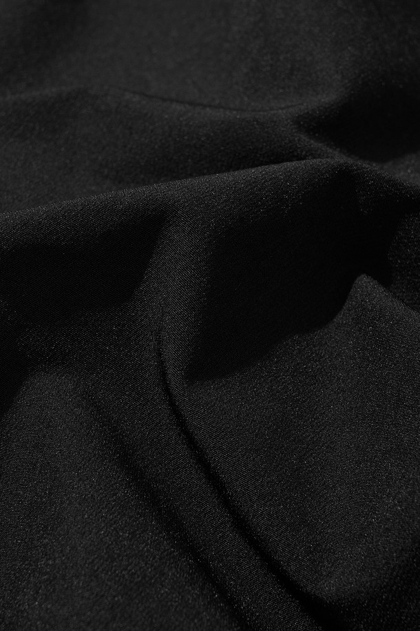 KINETIC HIKE+ PANTS_BLACK (키네틱 하이크 플러스 팬츠_블랙)는 하이킹과 등산에 적합한 남녀 공용 등산 바지입니다. 봄, 가을, 겨울 계절에 착용 가능하며, 스포티한 스타일을 연출합니다. 블랙 및 그레이 색상으로 출시되었으며, 나일론과 폴리우레탄 혼방 소재로 제작되어 부드러운 촉감을 선사합니다. 레귤러 핏의 긴 기장 바지로, 안감은 플리스, 허리 밴딩 및 사이즈 조절 기능이 있습니다. 양쪽 지퍼 포켓, 밑단 통풍구, 무릎 다트 디테일, YKK 지퍼, 3M 반사 스트링, 반사 프린트, 로고 반사 프린트 등의 디테일이 돋보입니다.
