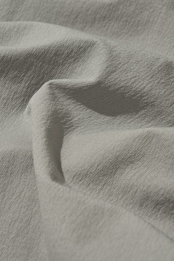 KINETIC HIKE+ PANTS (키네틱 하이크 플러스 팬츠)는 하이킹과 등산에 적합한 남녀 공용 등산 바지입니다. 라이트 그레이와 라이트 블랙 두 가지 색상으로 출시되었으며, 봄, 가을, 겨울 계절에 착용하기 좋습니다. 나일론과 폴리우레탄 혼방 소재로 제작되어 부드러운 촉감과 신축성을 제공하며, 방수 및 통기 기능으로 쾌적한 착용감을 선사합니다. 레귤러핏 디자인에 무릎 다트 컷, 양쪽 지퍼 포켓, 밑단 조절 기능, 3M 반사 드로우스트링, 반사 로고 프린트, 반사 지퍼 풀러 등 다양한 디테일이 돋보입니다. 플리스 안감 처리로 보온성을 높였으며, 스포티, 고프코어, 캐주얼 스타일의 등산룩, 캠핑룩, 가을 나들이룩에 활용하기 좋습니다.
