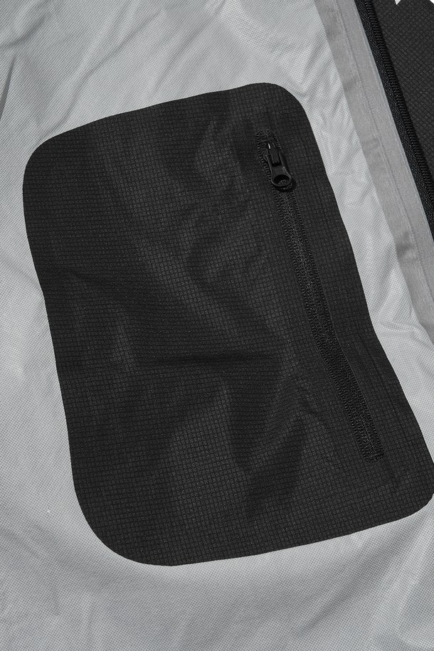 VETRA (베트라) 윈드브레이커 재킷_블랙은 등산, 아웃도어 활동은 물론 일상에서도 활용하기 좋은 공용 윈드브레이커입니다. 봄, 여름, 가을 세 계절에 걸쳐 착용 가능하며, 얇고 가벼운 나일론 소재로 제작되어 편안한 착용감을 제공합니다. 방수, 방풍 기능을 갖춰 변덕스러운 날씨에도 쾌적하게 활동할 수 있으며, 통기 기능으로 땀을 빠르게 배출합니다. 후드 드로우스트링, 밑단 드로우스트링, 겨드랑이 벤틸레이션, 방수 지퍼, 지퍼 포켓 등의 디테일로 기능성을 더했으며, 스포티, 고프코어, 캐주얼 스타일을 연출할 수 있습니다. 재귀반사 기능으로 야간 활동 시 안전성을 확보했습니다.
