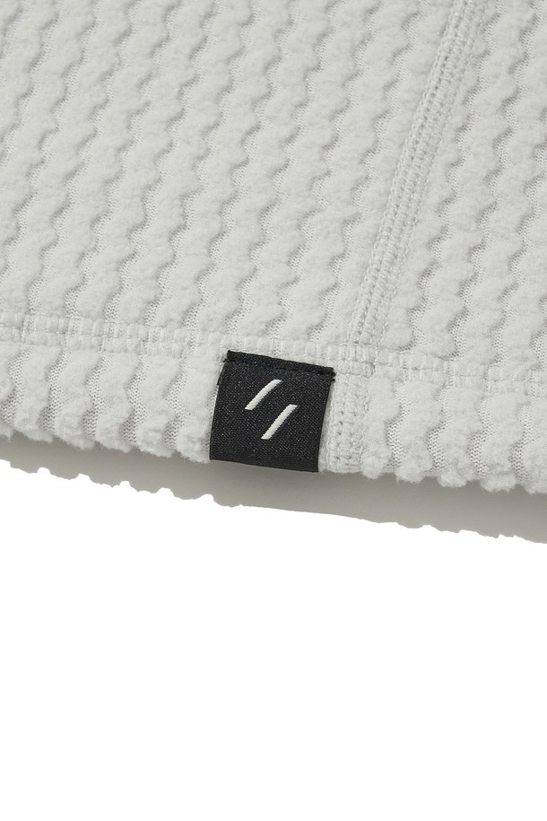 CALORA 플리스 풀 집_화이트는 등산, 아웃도어 활동은 물론 일상에서도 활용하기 좋은 플리스 재킷입니다. 부드러운 촉감의 플리스 소재와 두꺼운 두께감으로 뛰어난 보온성과 방풍 기능을 제공하며, 봄, 가을, 겨울 세 계절 모두 착용 가능합니다. 자카드 및 웨이브 패턴 디자인에 레귤러핏으로 제작되어 캐주얼, 스포티한 무드를 연출하며, 양면 브러싱 처리로 부드러움을 더했습니다. 가슴 포켓, 소매 핑거홀, 투웨이 지퍼, 3M 반사 소재 드로우스트링 등의 디테일이 돋보이며, 가을 나들이룩, 등산룩에 잘 어울립니다.
