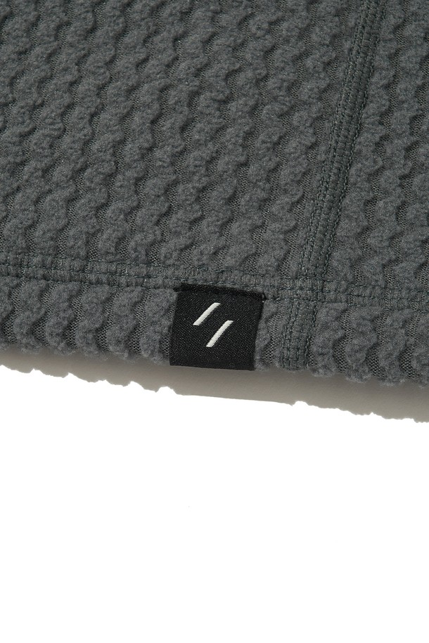 CALORA 플리스 풀 집업 (차콜)은 가을, 겨울철 일상과 아웃도어 활동에 적합한 플리스 자켓입니다. 부드러운 촉감의 폴리에스테르 플리스 소재로 제작되었으며, 보온성과 경량성을 갖춘 두꺼운 두께감의 레귤러핏 자켓입니다. 스포티, 캐주얼, 고프코어 스타일을 연출할 수 있으며, 자카드 패턴이 특징입니다. 가슴 포켓, 소매 손구멍 디테일, 밑단 드로우스트링, 투웨이 지퍼, 3M 반사 드로우스트링, 앞뒤 자수 로고, 반사 지퍼 풀러, 겨드랑이 무봉제, 3포켓 디자인 등 다양한 디테일이 돋보입니다. 등산룩, 가을 나들이룩, 겨울 데일리룩에 활용하기 좋습니다.
