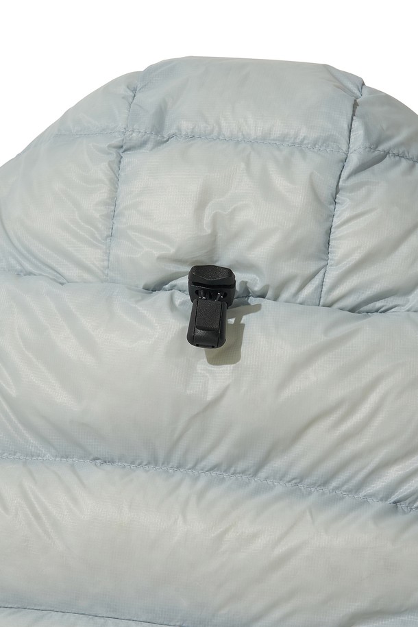 THERMOTRAIL LIGHTWEIGHT PERTEX 다운 재킷_라이트 그레이는 가볍고 따뜻한 겨울 및 환절기용 다운 재킷입니다. 700FP 덕다운 충전재와 발수, 방풍, 방수 기능을 갖춰 아웃도어 활동은 물론 일상에서도 활용하기 좋습니다. 레귤러핏으로 제작되었으며, 투웨이 지퍼와 후드 스트링, 밑단 스트링, 포켓 지퍼 디테일로 편의성을 높였습니다. 3M 리플렉티브 디테일로 야간에도 안전하며, 수납용 파우치가 포함되어 패커블하게 보관할 수 있습니다. 라이트 그레이, 블랙, 스카이 그레이 3가지 색상으로 출시되어, 여행, 등산, 캠핑 등 다양한 TPO에 스포티, 캐주얼, 미니멀 스타일로 연출하기 좋습니다.
