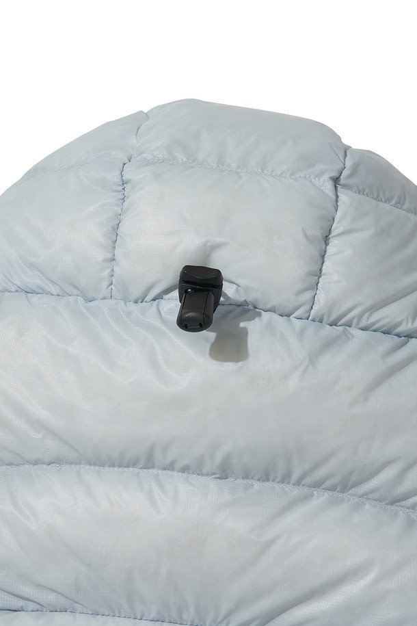 THERMOTRAIL LIGHTWEIGHT PERTEX DOWN 재킷_스카이 블루는 아웃도어 및 일상 활동에 적합한 남녀 공용 다운 재킷입니다. 스카이 블루, 블랙, 라이트 그레이 세 가지 색상으로 출시되었으며, 2-way 지퍼 여밈 방식과 레귤러핏으로 편안한 착용감을 제공합니다. 방수, 방풍 기능을 갖춘 경량 제품으로, 700FP 덕다운 충전재와 3M 리플렉티브 디테일이 특징입니다. 후드 스트링, 지퍼 포켓, 수납용 파우치를 포함하여 실용성을 높였으며, 여행룩과 스포티, 캐주얼, 미니멀 스타일을 모두 소화할 수 있습니다. 환절기 및 겨울철에 적합한 두꺼운 두께감의 긴소매 재킷입니다.
