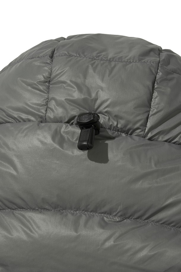 THERMOTRAIL LIGHTWEIGHT PERTEX DOWN 재킷_그레이는 남녀 모두 착용 가능한 다운자켓입니다. 뛰어난 방수, 방풍 기능을 제공하며, 700FP 덕다운 충전재와 PERTEX QUANTUM 원단을 사용하여 보온성과 가벼움을 동시에 잡았습니다. 간절기부터 겨울까지 폭넓게 활용 가능하며, 하이킹, 일상, 아웃도어 활동에 적합합니다. 3M 리플렉티브 스트링, 투웨이 지퍼, YKK 지퍼, 후드 등의 디테일로 기능성과 스타일을 모두 갖춘 레귤러핏의 다운 재킷입니다. 스포티, 캐주얼, 고프코어 스타일을 연출할 수 있습니다.
