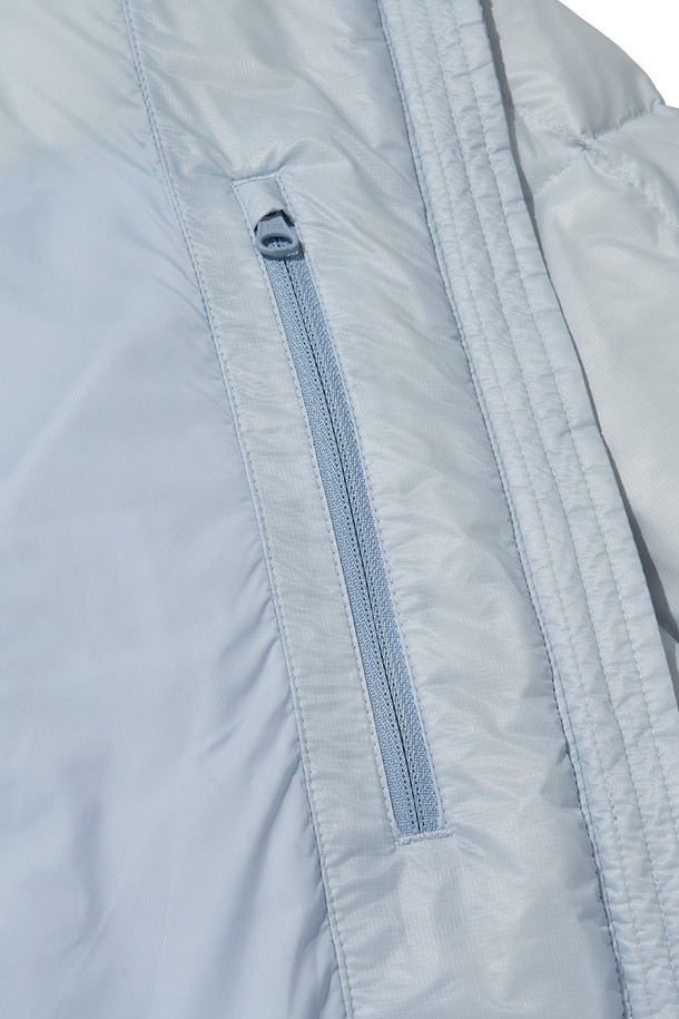 AIRQUILT MIDWEIGHT PERTEX 다운 재킷_스카이 블루는 등산, 아웃도어 활동, 일상에서 활용 가능한 다운 자켓입니다. 700FP 다운 충전재와 방수, 방풍 기능을 갖춰 겨울철 추위로부터 몸을 보호합니다. 스카이 블루 컬러의 무지 디자인으로 스포티하고 미니멀한 스타일을 연출하며, 후드 조절, 3M 리플렉티브 스트링, 리플렉티브 프린트, 지퍼풀러 등의 디테일이 돋보입니다. 투웨이 지퍼와 긴 소매, 밑단 스트링으로 활동성을 높였으며, 고프코어 스타일을 즐겨 입는 분들께도 추천합니다.
