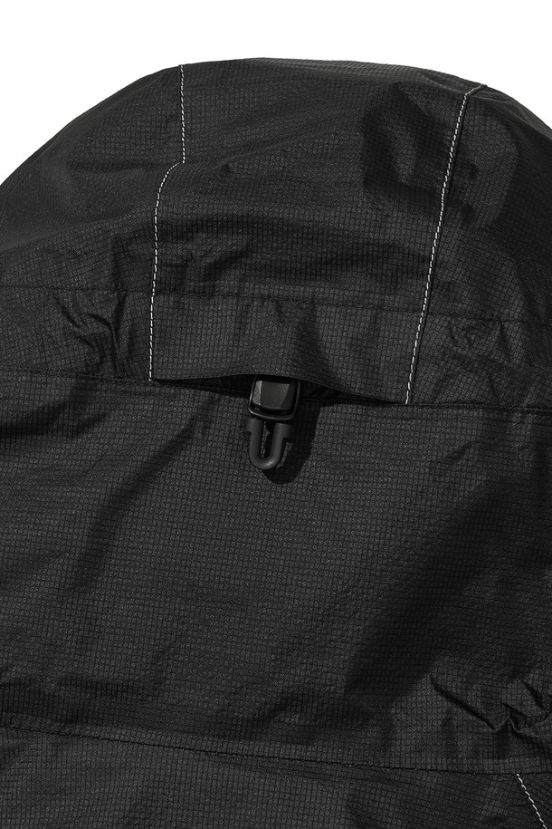 VETRA (베트라) 윈드브레이커 재킷_블랙은 등산, 아웃도어 활동은 물론 일상에서도 활용하기 좋은 공용 윈드브레이커입니다. 봄, 여름, 가을 세 계절에 걸쳐 착용 가능하며, 얇고 가벼운 나일론 소재로 제작되어 편안한 착용감을 제공합니다. 방수, 방풍 기능을 갖춰 변덕스러운 날씨에도 쾌적하게 활동할 수 있으며, 통기 기능으로 땀을 빠르게 배출합니다. 후드 드로우스트링, 밑단 드로우스트링, 겨드랑이 벤틸레이션, 방수 지퍼, 지퍼 포켓 등의 디테일로 기능성을 더했으며, 스포티, 고프코어, 캐주얼 스타일을 연출할 수 있습니다. 재귀반사 기능으로 야간 활동 시 안전성을 확보했습니다.
