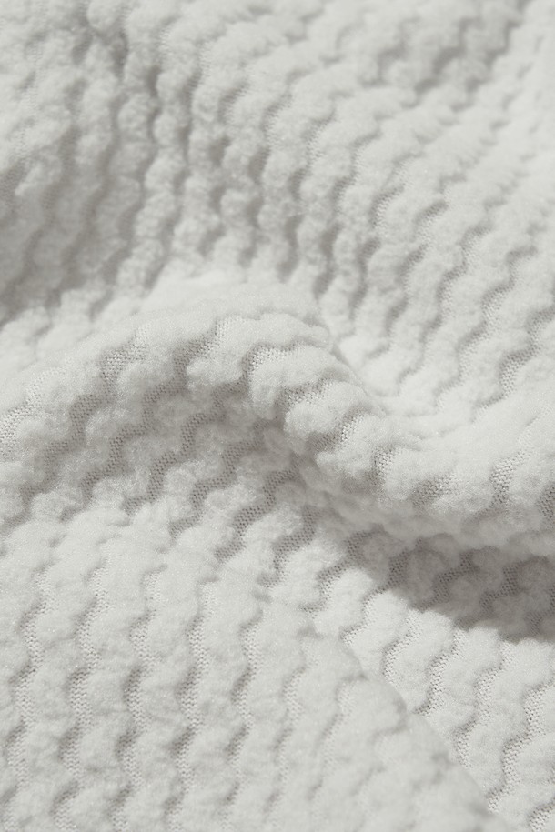 CALORA 플리스 풀 집_화이트는 등산, 아웃도어 활동은 물론 일상에서도 활용하기 좋은 플리스 재킷입니다. 부드러운 촉감의 플리스 소재와 두꺼운 두께감으로 뛰어난 보온성과 방풍 기능을 제공하며, 봄, 가을, 겨울 세 계절 모두 착용 가능합니다. 자카드 및 웨이브 패턴 디자인에 레귤러핏으로 제작되어 캐주얼, 스포티한 무드를 연출하며, 양면 브러싱 처리로 부드러움을 더했습니다. 가슴 포켓, 소매 핑거홀, 투웨이 지퍼, 3M 반사 소재 드로우스트링 등의 디테일이 돋보이며, 가을 나들이룩, 등산룩에 잘 어울립니다.
