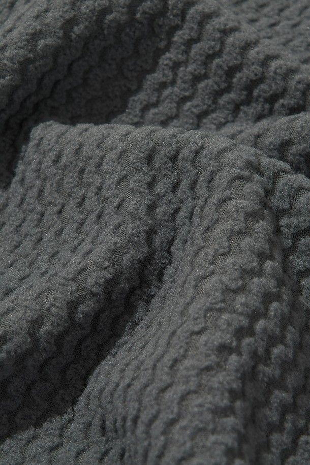 CALORA 플리스 풀 집업 (차콜)은 가을, 겨울철 일상과 아웃도어 활동에 적합한 플리스 자켓입니다. 부드러운 촉감의 폴리에스테르 플리스 소재로 제작되었으며, 보온성과 경량성을 갖춘 두꺼운 두께감의 레귤러핏 자켓입니다. 스포티, 캐주얼, 고프코어 스타일을 연출할 수 있으며, 자카드 패턴이 특징입니다. 가슴 포켓, 소매 손구멍 디테일, 밑단 드로우스트링, 투웨이 지퍼, 3M 반사 드로우스트링, 앞뒤 자수 로고, 반사 지퍼 풀러, 겨드랑이 무봉제, 3포켓 디자인 등 다양한 디테일이 돋보입니다. 등산룩, 가을 나들이룩, 겨울 데일리룩에 활용하기 좋습니다.
