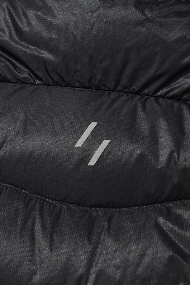 THERMOTRAIL LIGHTWEIGHT PERTEX DOWN 재킷_블랙은 남녀 모두 착용 가능한 아웃도어 및 일상용 다운 재킷입니다. 겨울과 간절기에 적합하며, 스포티하고 캐주얼한 스타일을 연출합니다. 무지 디자인에 레귤러핏, 투웨이 지퍼, 긴소매가 특징이며, 두꺼운 두께감으로 보온성을 높였습니다. 방수, 방풍, 보온, 경량 기능과 부드러운 촉감을 제공하며, 후드, 패커블 기능, 리플렉티브 프린트 및 지퍼 풀러 로고, 패커블 파우치를 포함합니다. 여행룩과 등산룩에 적합하며, 미니멀한 스타일 연출에도 좋습니다.
