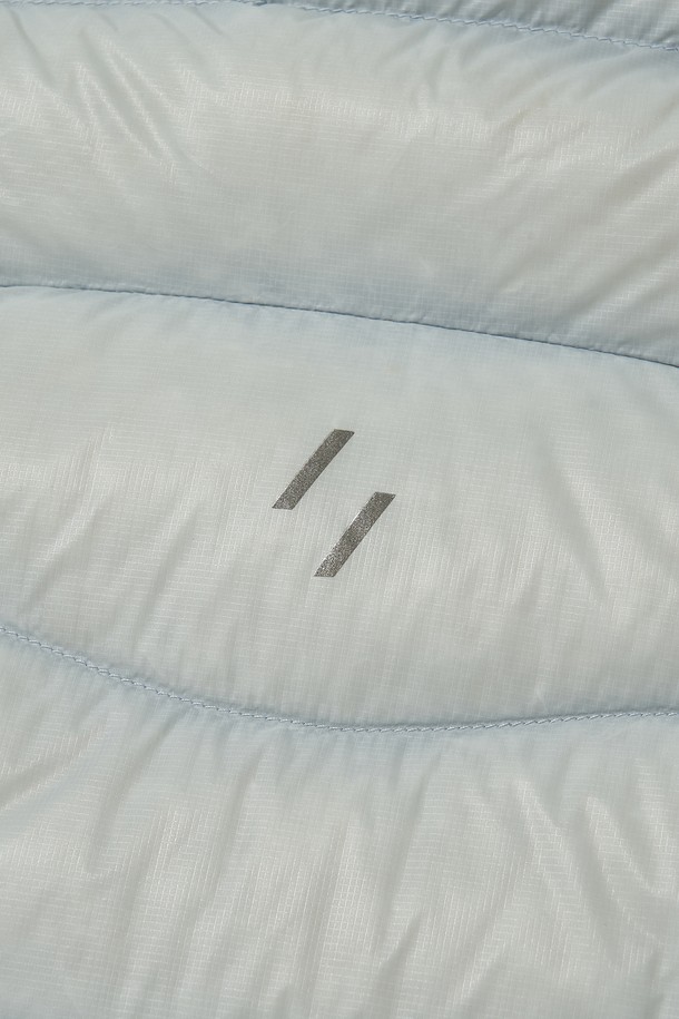 THERMOTRAIL LIGHTWEIGHT PERTEX 다운 재킷_라이트 그레이는 가볍고 따뜻한 겨울 및 환절기용 다운 재킷입니다. 700FP 덕다운 충전재와 발수, 방풍, 방수 기능을 갖춰 아웃도어 활동은 물론 일상에서도 활용하기 좋습니다. 레귤러핏으로 제작되었으며, 투웨이 지퍼와 후드 스트링, 밑단 스트링, 포켓 지퍼 디테일로 편의성을 높였습니다. 3M 리플렉티브 디테일로 야간에도 안전하며, 수납용 파우치가 포함되어 패커블하게 보관할 수 있습니다. 라이트 그레이, 블랙, 스카이 그레이 3가지 색상으로 출시되어, 여행, 등산, 캠핑 등 다양한 TPO에 스포티, 캐주얼, 미니멀 스타일로 연출하기 좋습니다.
