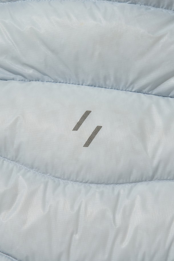 THERMOTRAIL LIGHTWEIGHT PERTEX DOWN 재킷_스카이 블루는 아웃도어 및 일상 활동에 적합한 남녀 공용 다운 재킷입니다. 스카이 블루, 블랙, 라이트 그레이 세 가지 색상으로 출시되었으며, 2-way 지퍼 여밈 방식과 레귤러핏으로 편안한 착용감을 제공합니다. 방수, 방풍 기능을 갖춘 경량 제품으로, 700FP 덕다운 충전재와 3M 리플렉티브 디테일이 특징입니다. 후드 스트링, 지퍼 포켓, 수납용 파우치를 포함하여 실용성을 높였으며, 여행룩과 스포티, 캐주얼, 미니멀 스타일을 모두 소화할 수 있습니다. 환절기 및 겨울철에 적합한 두꺼운 두께감의 긴소매 재킷입니다.
