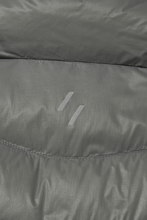 THERMOTRAIL LIGHTWEIGHT PERTEX DOWN 재킷_그레이는 남녀 모두 착용 가능한 다운자켓입니다. 뛰어난 방수, 방풍 기능을 제공하며, 700FP 덕다운 충전재와 PERTEX QUANTUM 원단을 사용하여 보온성과 가벼움을 동시에 잡았습니다. 간절기부터 겨울까지 폭넓게 활용 가능하며, 하이킹, 일상, 아웃도어 활동에 적합합니다. 3M 리플렉티브 스트링, 투웨이 지퍼, YKK 지퍼, 후드 등의 디테일로 기능성과 스타일을 모두 갖춘 레귤러핏의 다운 재킷입니다. 스포티, 캐주얼, 고프코어 스타일을 연출할 수 있습니다.
