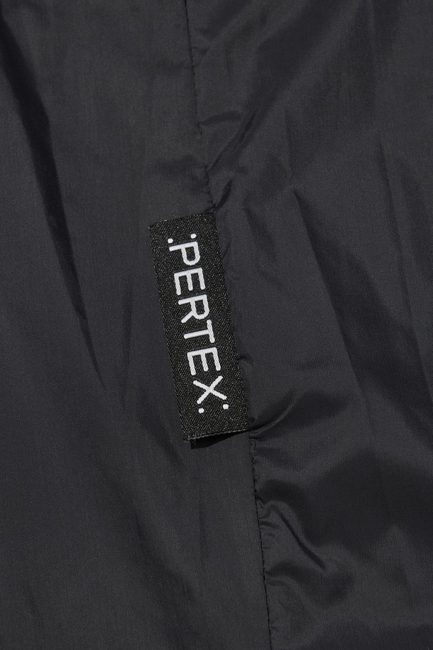 AIRQUILT (에어퀼트) 미드웨이트 PERTEX (퍼텍스) 다운 재킷_블랙은 등산, 아웃도어, 일상생활에서 활용하기 좋은 남녀 공용 다운 재킷입니다. 미니멀하고 스포티한 스타일로, 가을과 겨울에 따뜻하게 착용할 수 있습니다. PERTEX QUANTUM (퍼텍스 퀀텀) 리사이클 나일론 소재를 사용하여 방수, 방풍 기능을 갖췄으며, 700FP 덕다운 충전재로 보온성을 높였습니다. 퀄팅 디자인과 레귤러핏으로 제작되었으며, YKK 지퍼, 투웨이 지퍼, 3M 반사 스트링 후드 및 밑단 디테일로 기능성과 디자인을 모두 잡았습니다.
