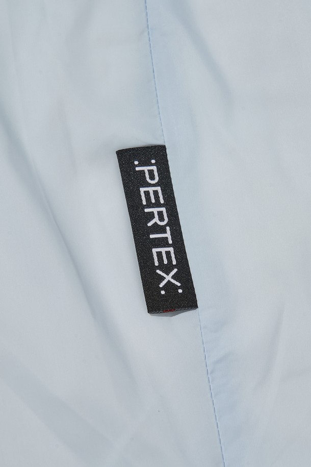 AIRQUILT MIDWEIGHT PERTEX 다운 재킷_스카이 블루는 등산, 아웃도어 활동, 일상에서 활용 가능한 다운 자켓입니다. 700FP 다운 충전재와 방수, 방풍 기능을 갖춰 겨울철 추위로부터 몸을 보호합니다. 스카이 블루 컬러의 무지 디자인으로 스포티하고 미니멀한 스타일을 연출하며, 후드 조절, 3M 리플렉티브 스트링, 리플렉티브 프린트, 지퍼풀러 등의 디테일이 돋보입니다. 투웨이 지퍼와 긴 소매, 밑단 스트링으로 활동성을 높였으며, 고프코어 스타일을 즐겨 입는 분들께도 추천합니다.
