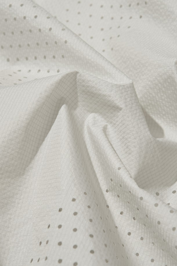 SYLPHID (실피드) 통기성 윈드브레이커 재킷_라이트 그레이는 등산과 일상에서 활용하기 좋은 공용 윈드브레이커입니다. 봄, 여름, 가을 세 계절에 걸쳐 입을 수 있으며, 스포티한 스타일을 연출합니다. 가볍고 시원한 착용감을 위해 얇은 두께와 나일론 소재를 사용했으며, 방풍, 통기, 발수 기능을 갖췄습니다. 레귤러 핏에 집업 스타일로, 후드와 밑단 스트링 조절, 등판 및 겨드랑이 통풍구, 소매 손가락 홀, 반사 프린트 디테일이 적용되어 활동성을 높였습니다. 라이트 그레이 컬러의 무지 디자인으로 어떤 옷에도 쉽게 매치할 수 있습니다.
