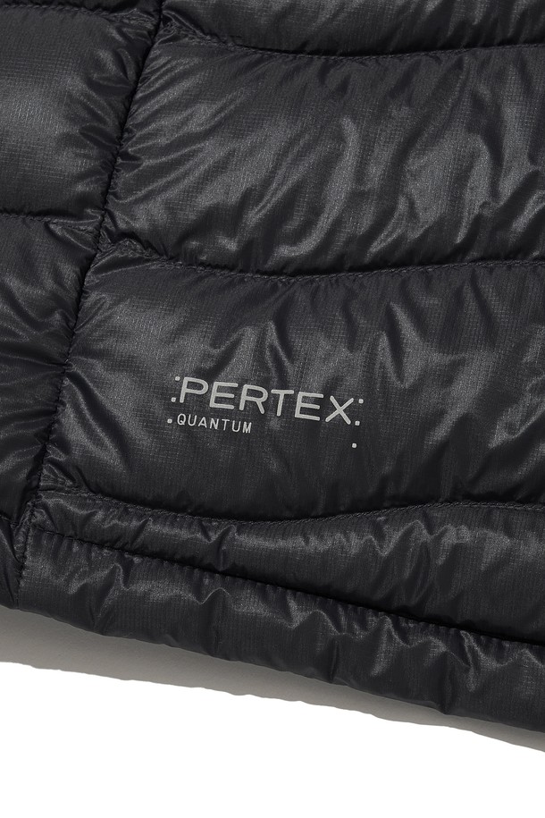 THERMOTRAIL LIGHTWEIGHT PERTEX DOWN 재킷_블랙은 남녀 모두 착용 가능한 아웃도어 및 일상용 다운 재킷입니다. 겨울과 간절기에 적합하며, 스포티하고 캐주얼한 스타일을 연출합니다. 무지 디자인에 레귤러핏, 투웨이 지퍼, 긴소매가 특징이며, 두꺼운 두께감으로 보온성을 높였습니다. 방수, 방풍, 보온, 경량 기능과 부드러운 촉감을 제공하며, 후드, 패커블 기능, 리플렉티브 프린트 및 지퍼 풀러 로고, 패커블 파우치를 포함합니다. 여행룩과 등산룩에 적합하며, 미니멀한 스타일 연출에도 좋습니다.
